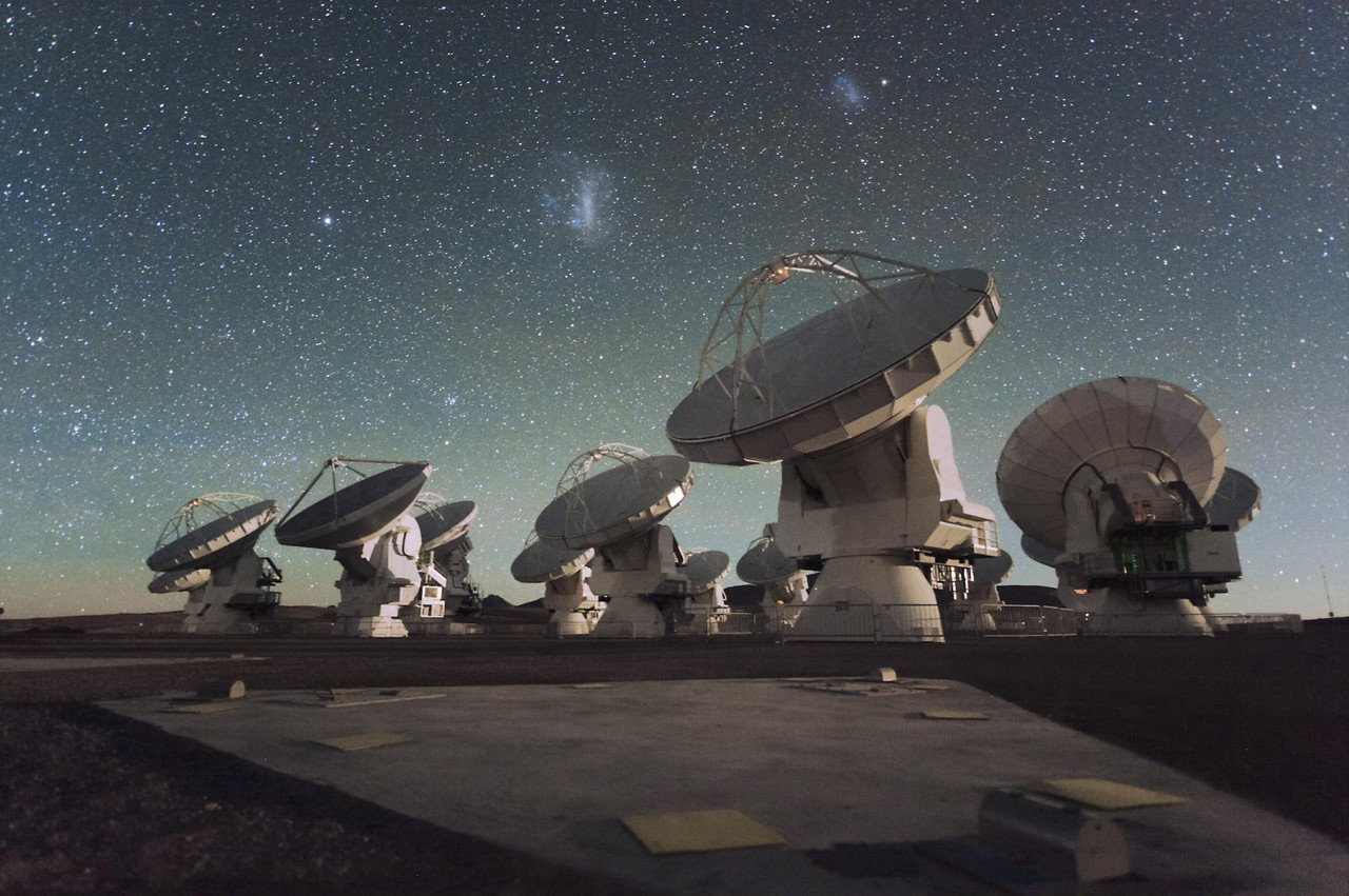 アルマ望遠鏡　Credit: ESO/C. Malin